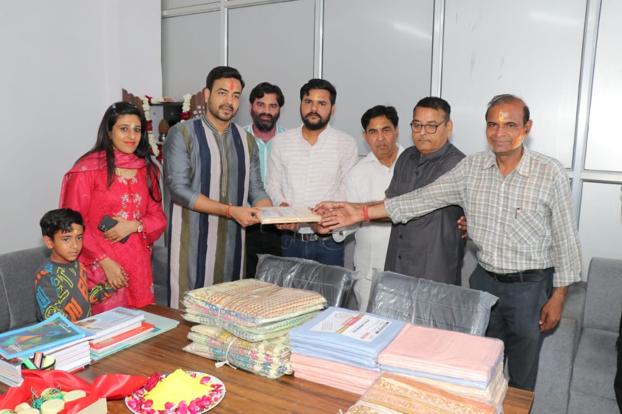 Supporters contributing to Shakuntala Sadan